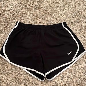 LITTLE GIRLS BLACK AND WHITE NIKE SHORTS